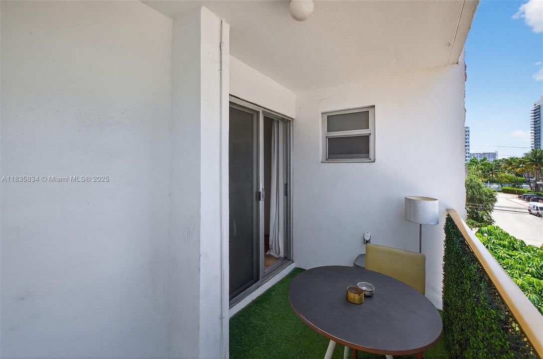 For Sale: $302,000 (1 beds, 1 baths, 770 Square Feet)