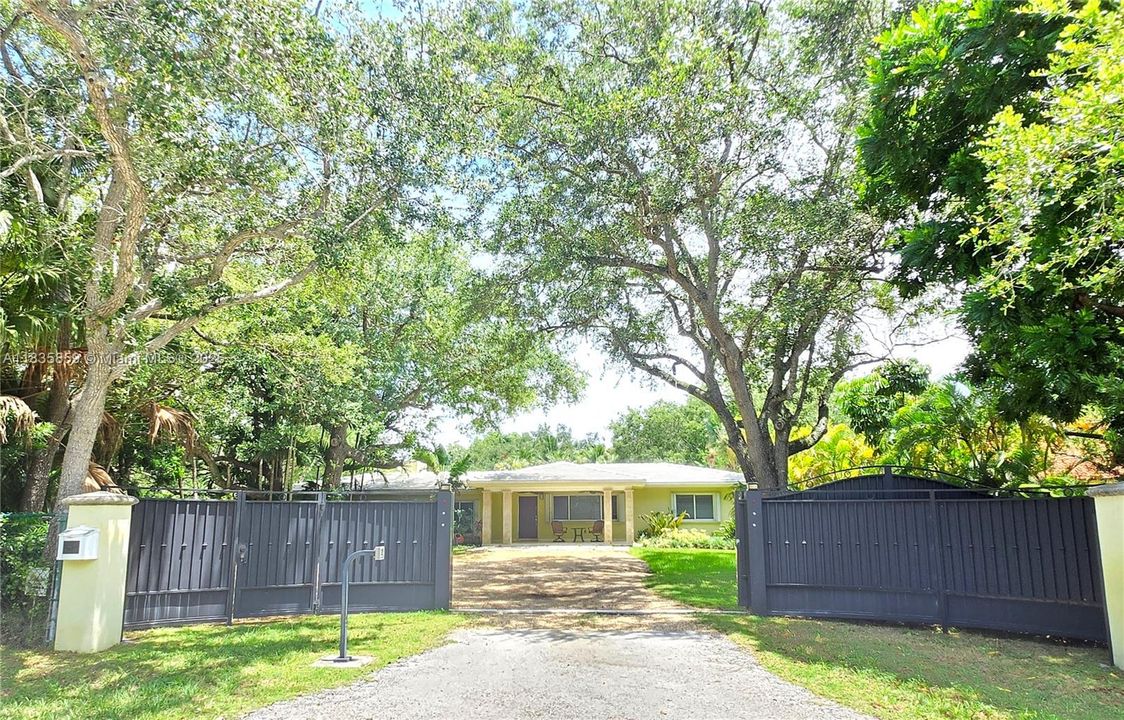 Active With Contract: $2,679,000 (4 beds, 4 baths, 4064 Square Feet)