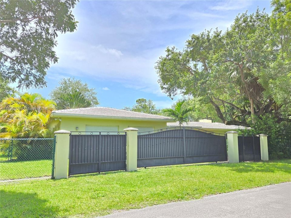 Active With Contract: $2,679,000 (4 beds, 4 baths, 4064 Square Feet)