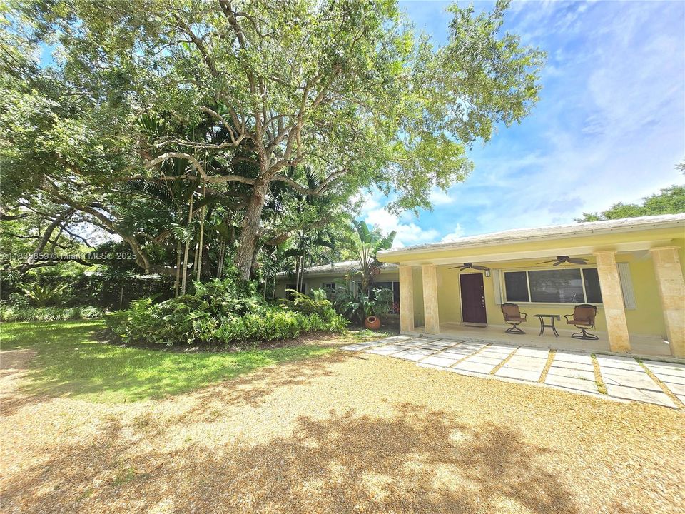 Active With Contract: $2,679,000 (4 beds, 4 baths, 4064 Square Feet)