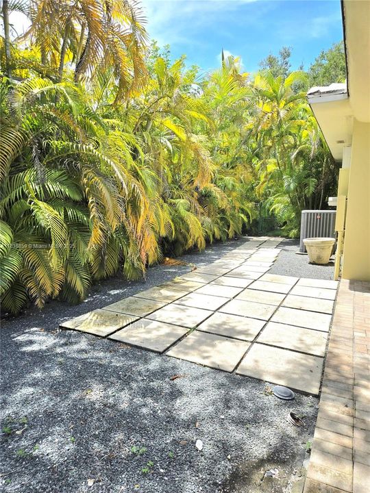 Active With Contract: $2,679,000 (4 beds, 4 baths, 4064 Square Feet)