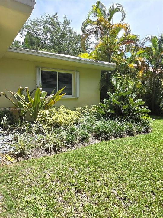 Active With Contract: $2,679,000 (4 beds, 4 baths, 4064 Square Feet)