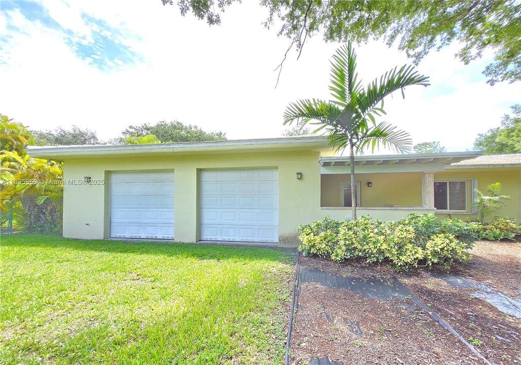 Active With Contract: $2,679,000 (4 beds, 4 baths, 4064 Square Feet)