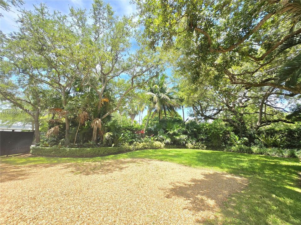 Active With Contract: $2,679,000 (4 beds, 4 baths, 4064 Square Feet)