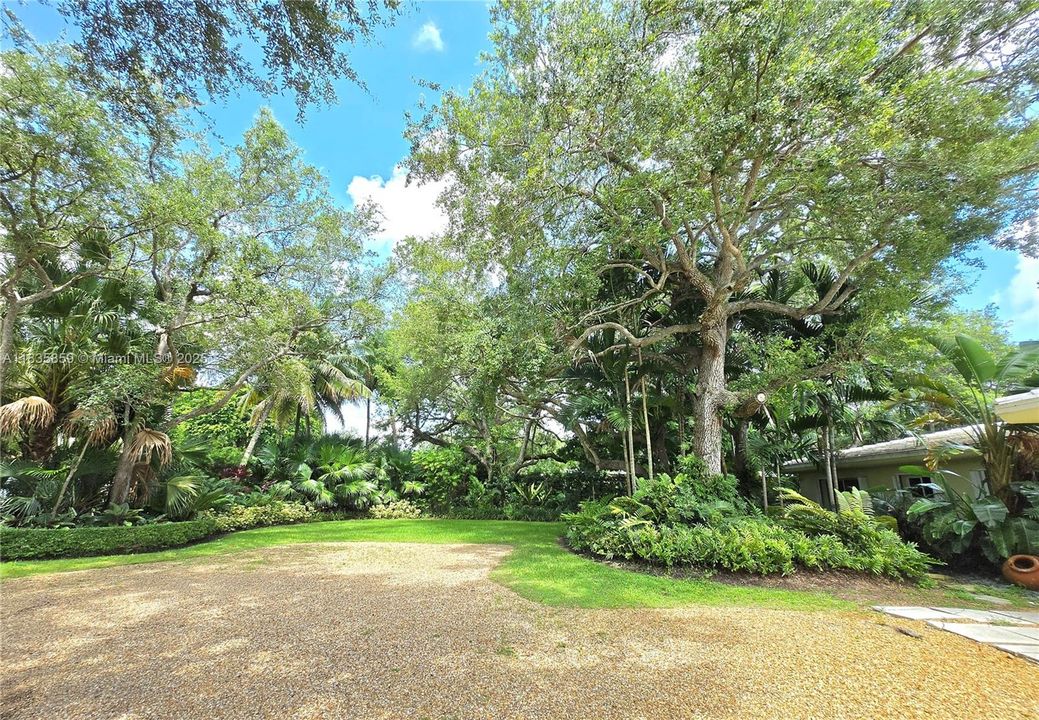 Active With Contract: $2,679,000 (4 beds, 4 baths, 4064 Square Feet)