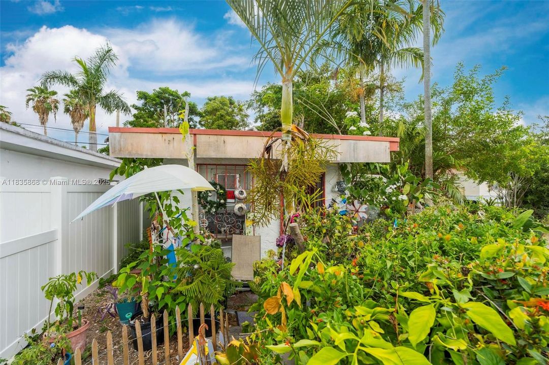 Recently Sold: $250,000 (1 beds, 1 baths, 610 Square Feet)