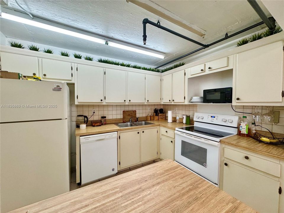 For Sale: $230,000 (0 beds, 1 baths, 762 Square Feet)