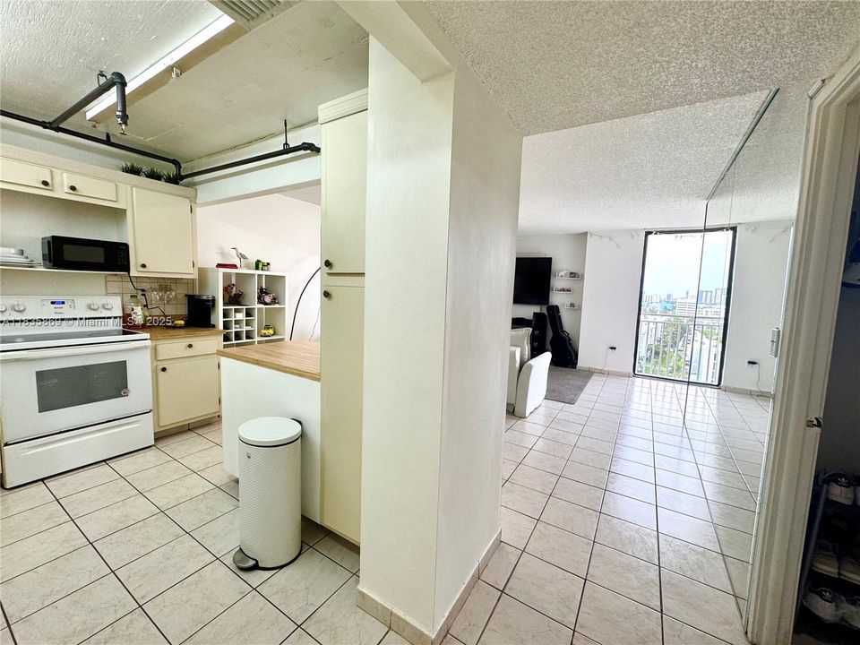 For Sale: $230,000 (0 beds, 1 baths, 762 Square Feet)