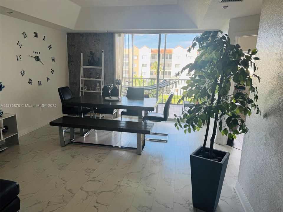 En Venta: $570,000 (3 camas, 2 baños, 1950 Pies cuadrados)