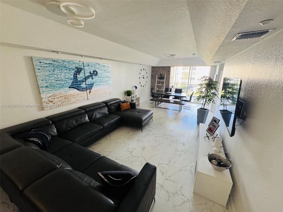 En Venta: $570,000 (3 camas, 2 baños, 1950 Pies cuadrados)