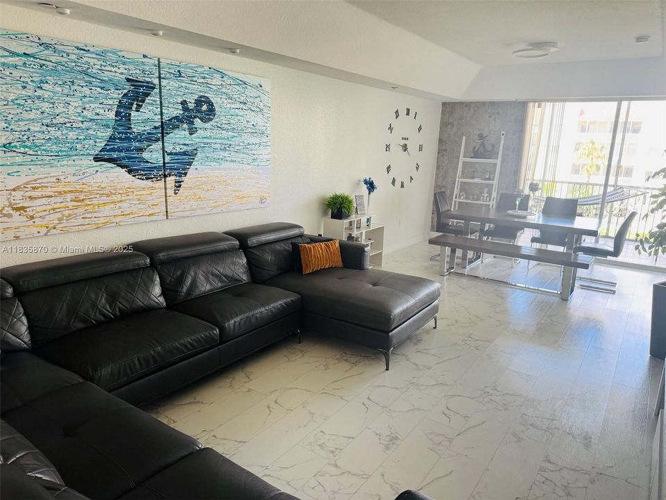 En Venta: $570,000 (3 camas, 2 baños, 1950 Pies cuadrados)