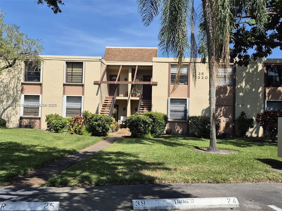 Под контрактом: $1,490 (2 спален, 2 ванн, 1000 Квадратных фут)