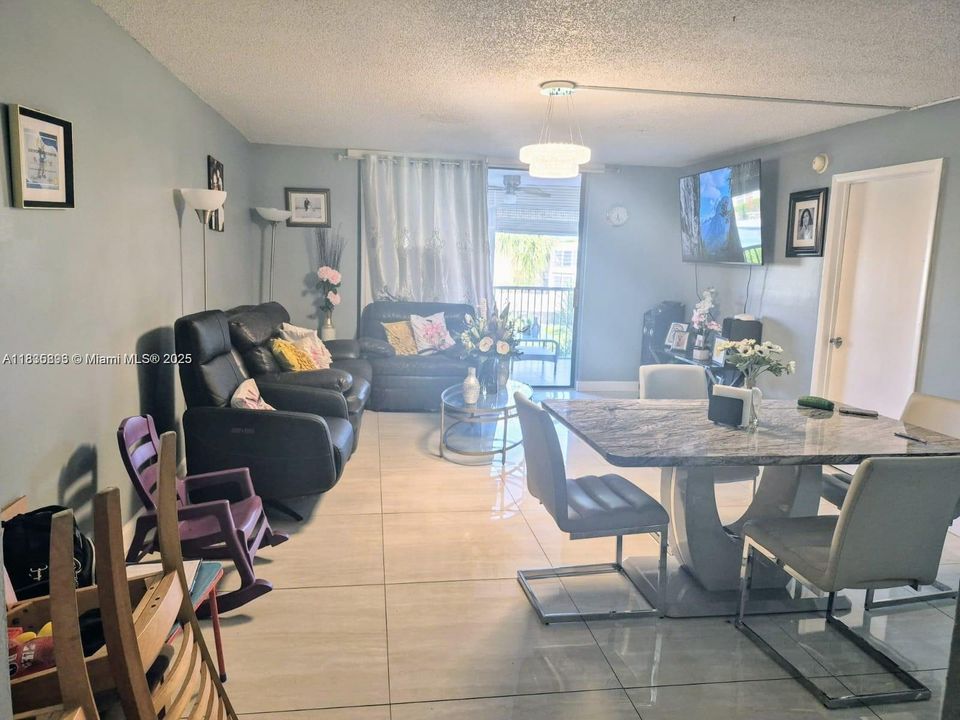 Под контрактом: $1,490 (2 спален, 2 ванн, 1000 Квадратных фут)