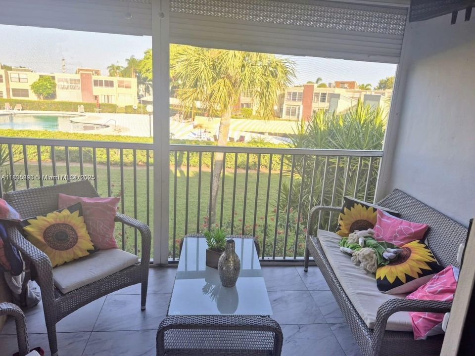 Под контрактом: $1,490 (2 спален, 2 ванн, 1000 Квадратных фут)