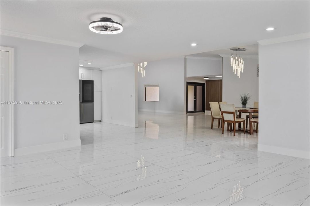 合同活跃: $1,399,999 (4 贝兹, 3 浴室, 2674 平方英尺)