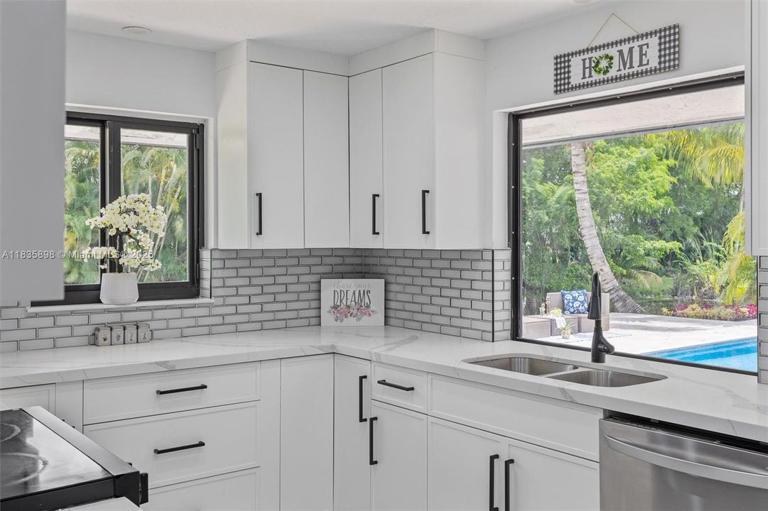 合同活跃: $1,399,999 (4 贝兹, 3 浴室, 2674 平方英尺)