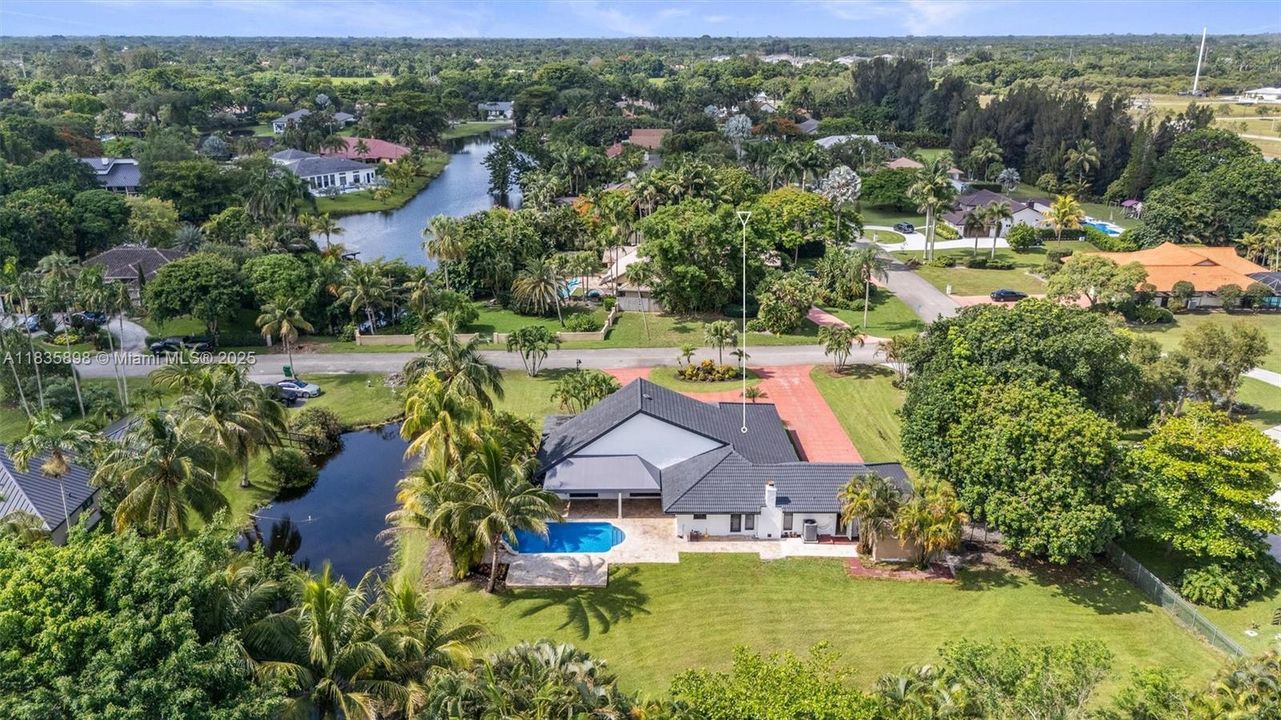 合同活跃: $1,399,999 (4 贝兹, 3 浴室, 2674 平方英尺)