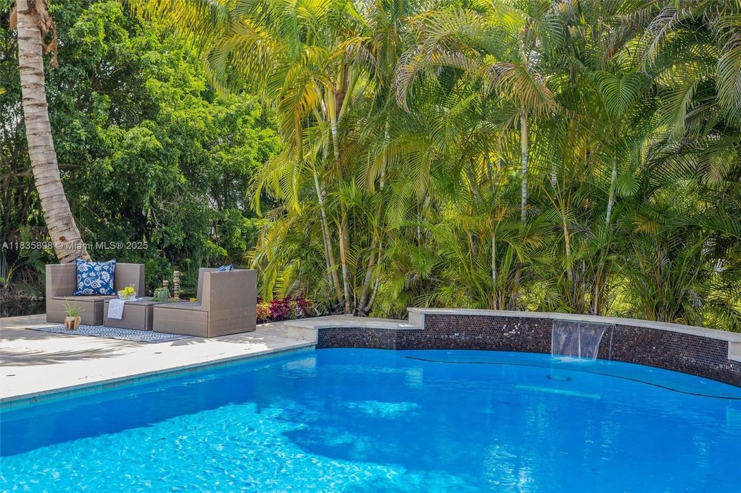 合同活跃: $1,399,999 (4 贝兹, 3 浴室, 2674 平方英尺)