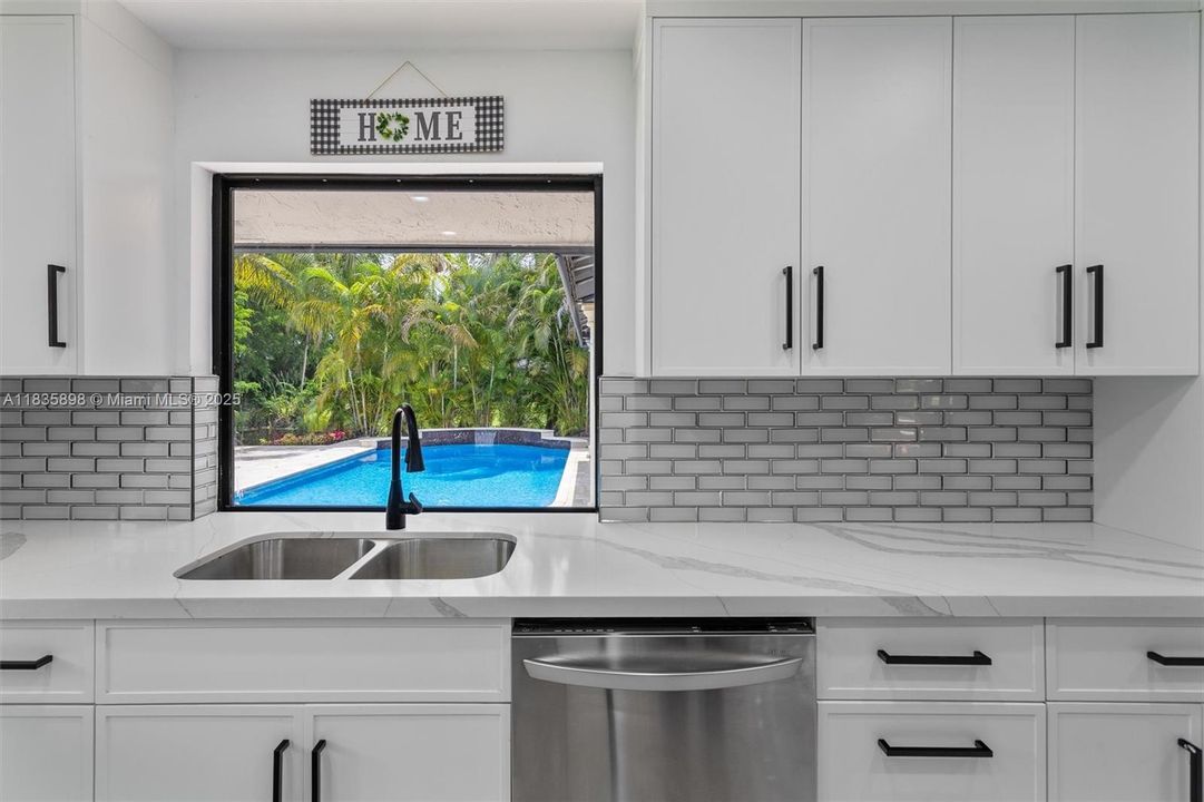 合同活跃: $1,399,999 (4 贝兹, 3 浴室, 2674 平方英尺)