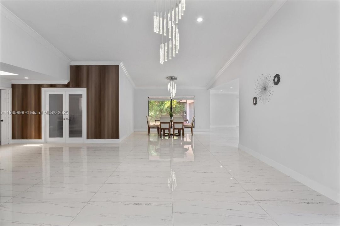 合同活跃: $1,399,999 (4 贝兹, 3 浴室, 2674 平方英尺)