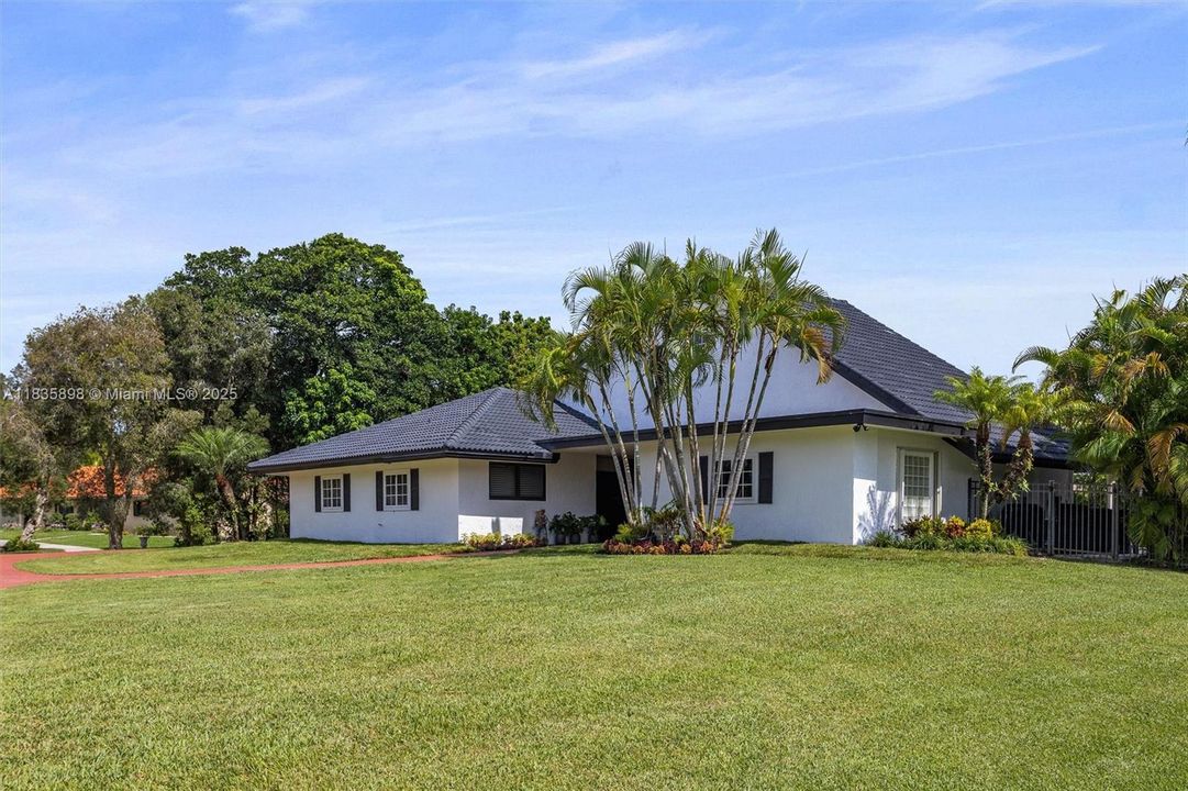 合同活跃: $1,399,999 (4 贝兹, 3 浴室, 2674 平方英尺)