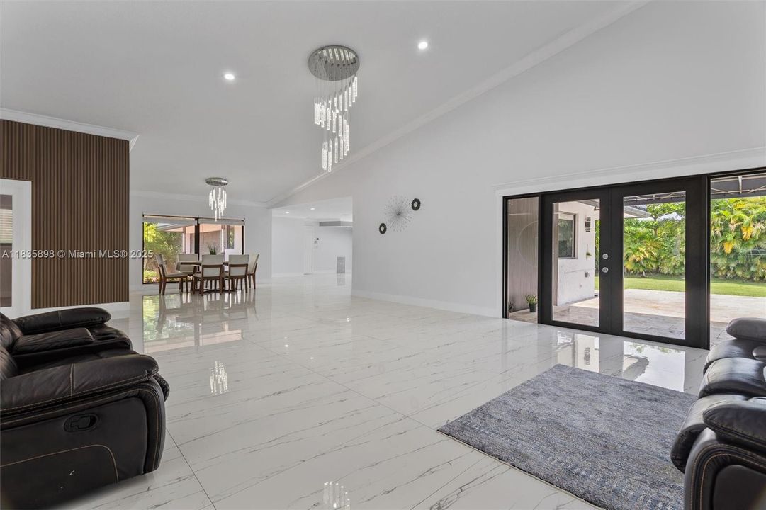 合同活跃: $1,399,999 (4 贝兹, 3 浴室, 2674 平方英尺)