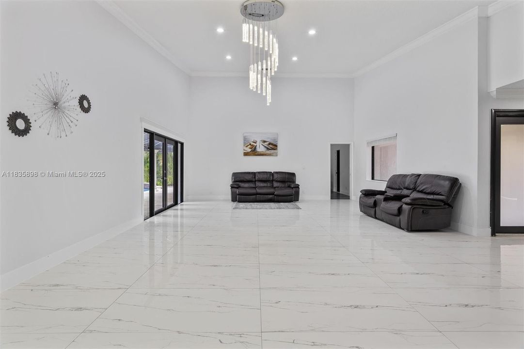 合同活跃: $1,399,999 (4 贝兹, 3 浴室, 2674 平方英尺)