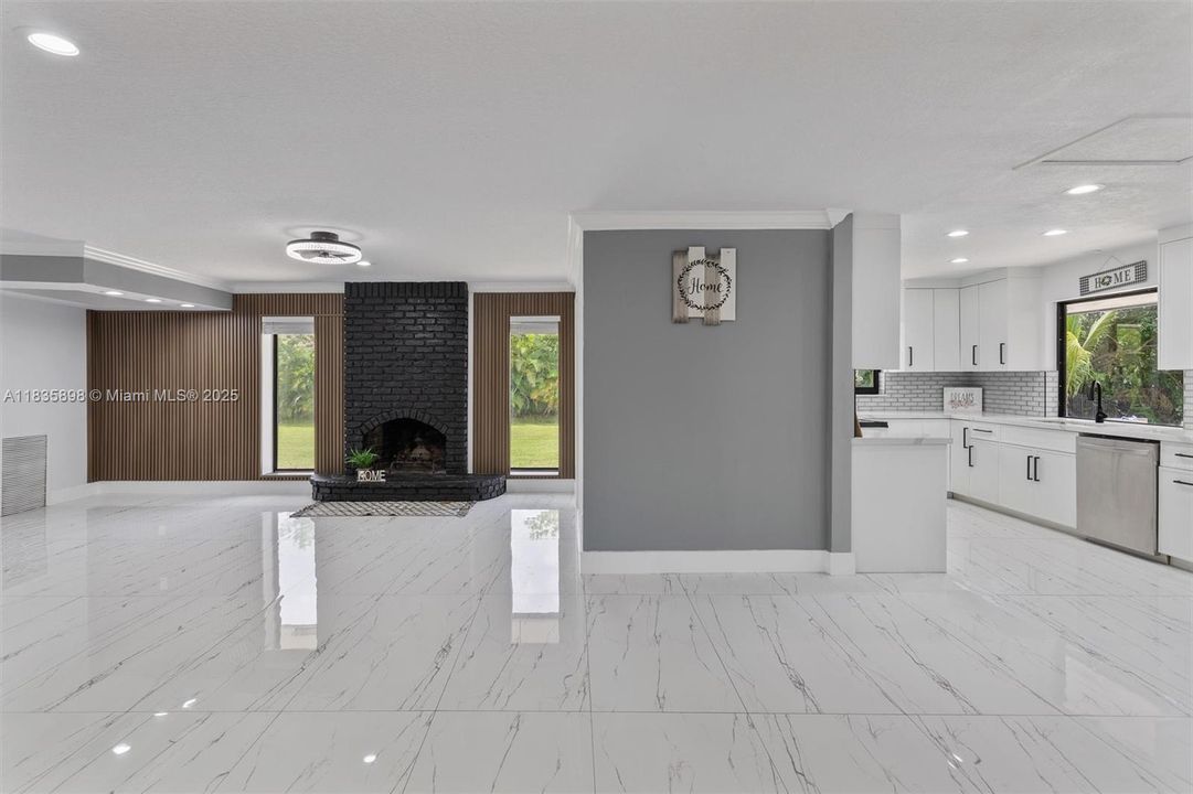 合同活跃: $1,399,999 (4 贝兹, 3 浴室, 2674 平方英尺)