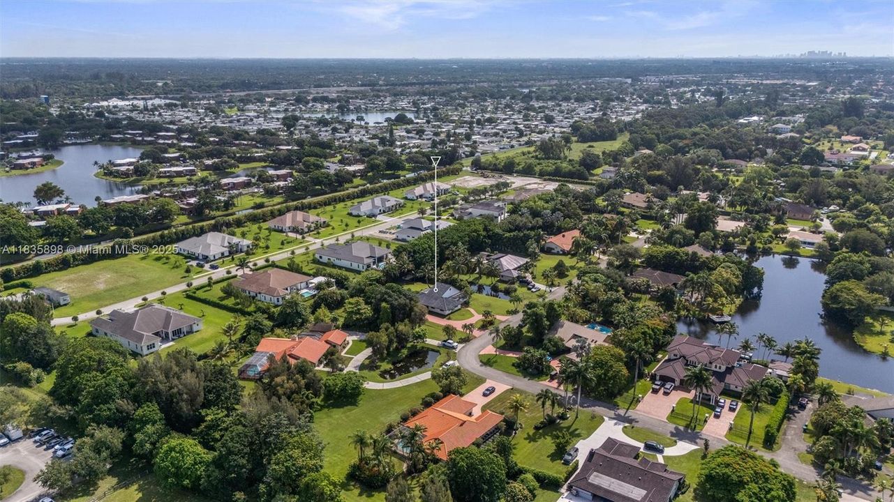 合同活跃: $1,399,999 (4 贝兹, 3 浴室, 2674 平方英尺)