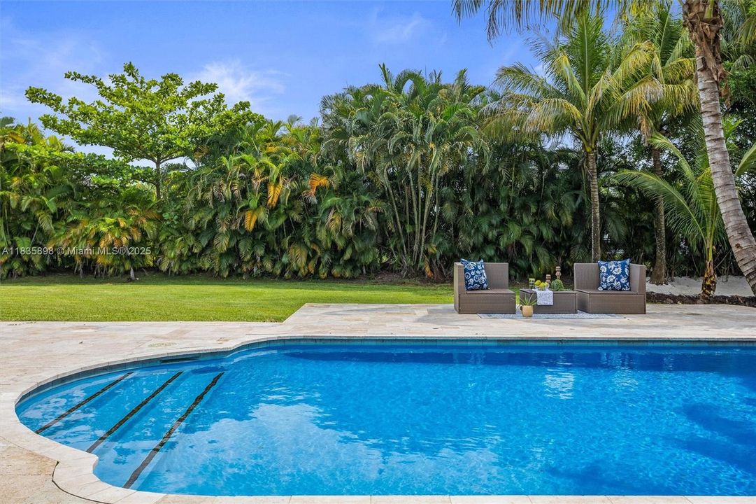 合同活跃: $1,399,999 (4 贝兹, 3 浴室, 2674 平方英尺)