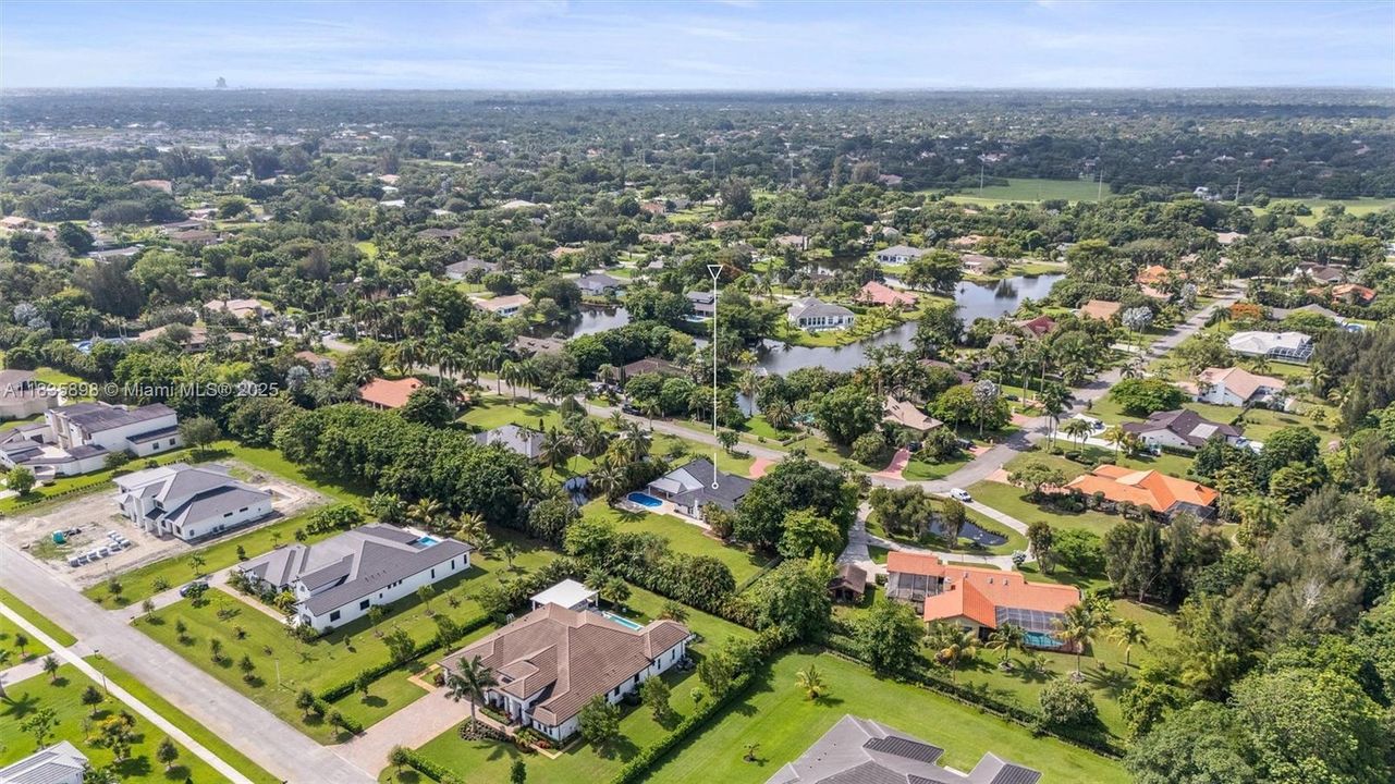 合同活跃: $1,399,999 (4 贝兹, 3 浴室, 2674 平方英尺)