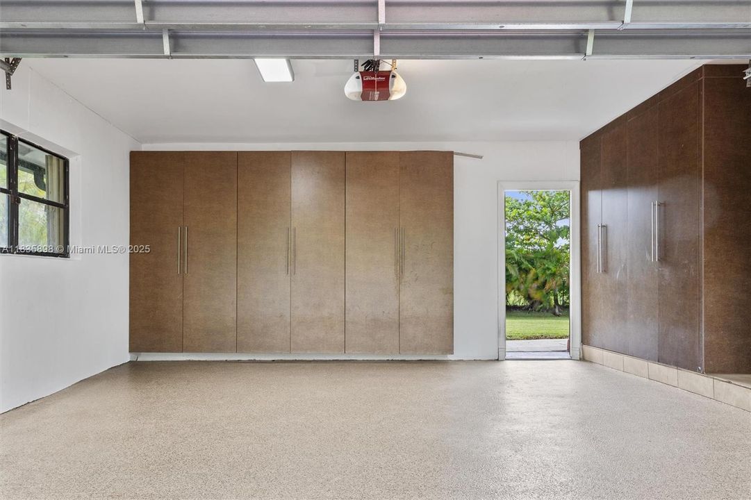 合同活跃: $1,399,999 (4 贝兹, 3 浴室, 2674 平方英尺)