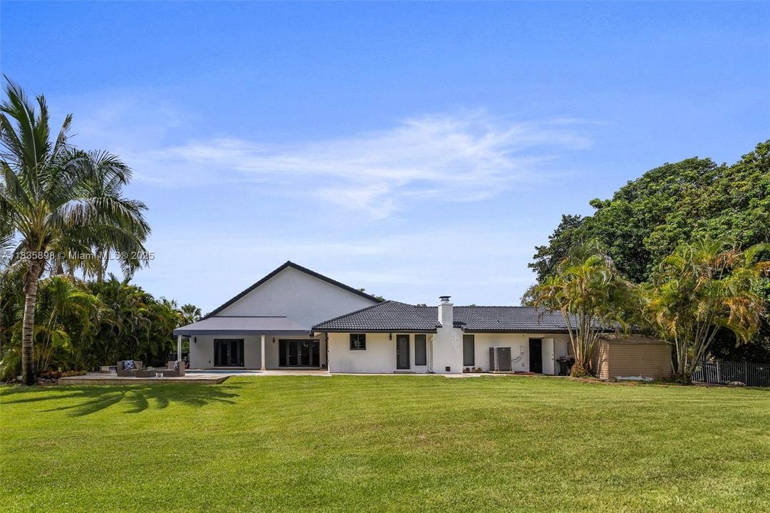 合同活跃: $1,399,999 (4 贝兹, 3 浴室, 2674 平方英尺)