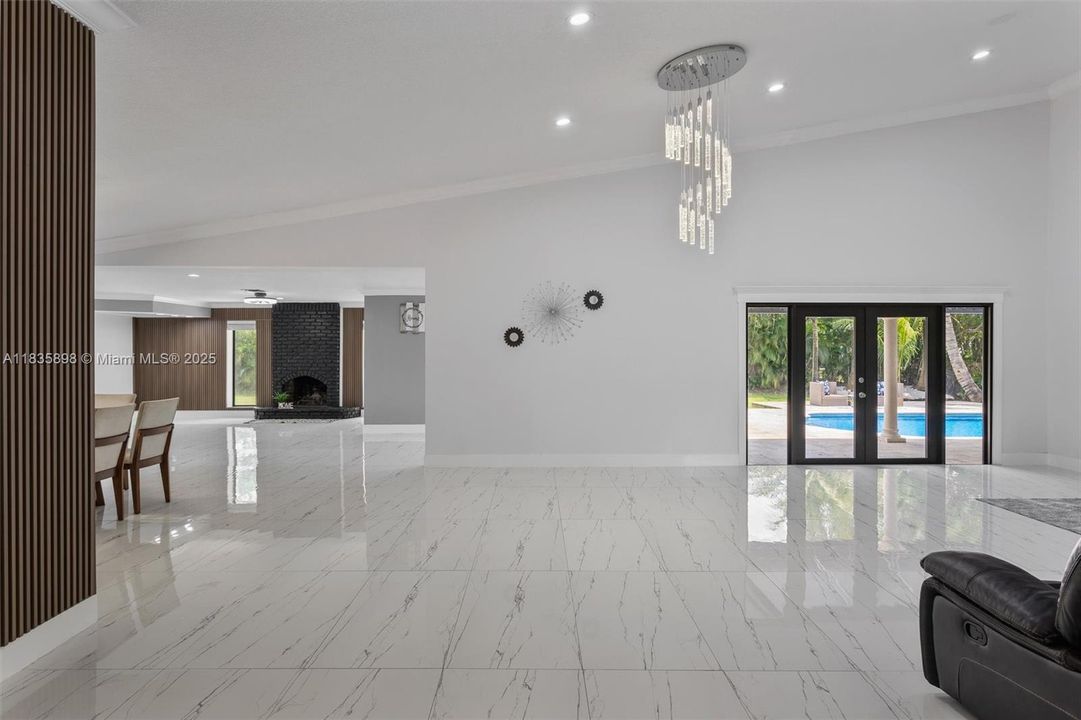 合同活跃: $1,399,999 (4 贝兹, 3 浴室, 2674 平方英尺)