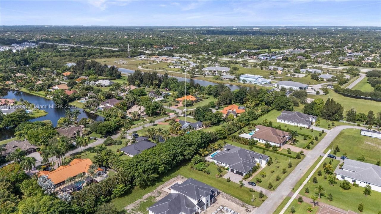 合同活跃: $1,399,999 (4 贝兹, 3 浴室, 2674 平方英尺)