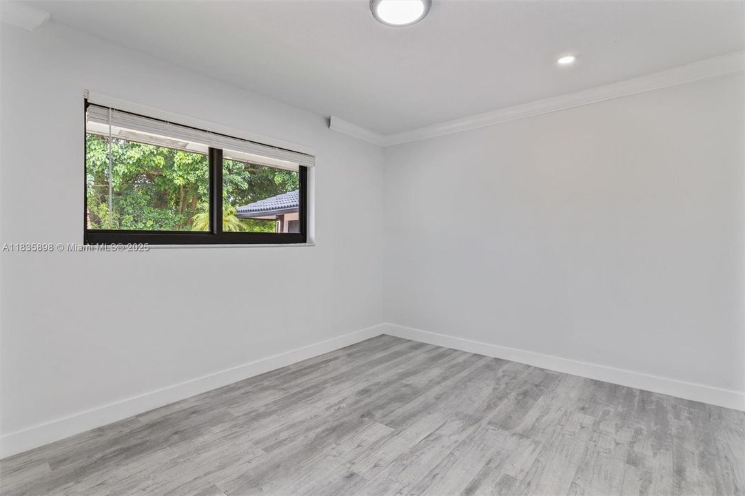 合同活跃: $1,399,999 (4 贝兹, 3 浴室, 2674 平方英尺)