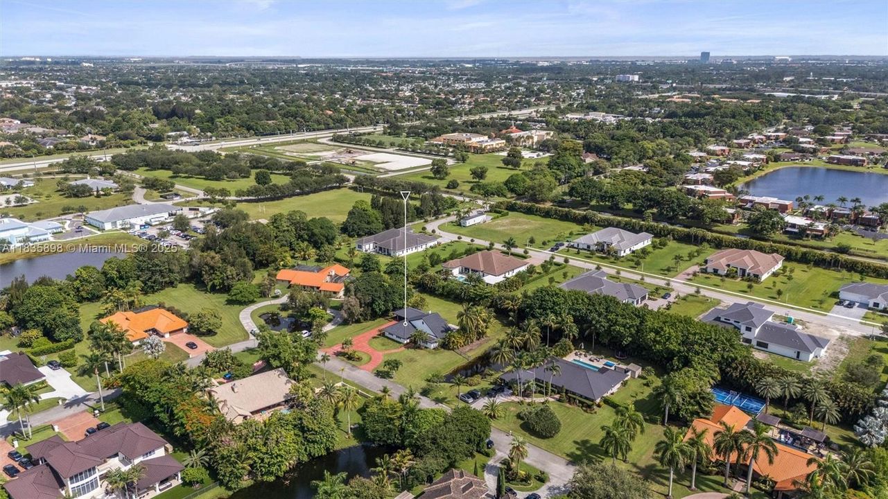 合同活跃: $1,399,999 (4 贝兹, 3 浴室, 2674 平方英尺)