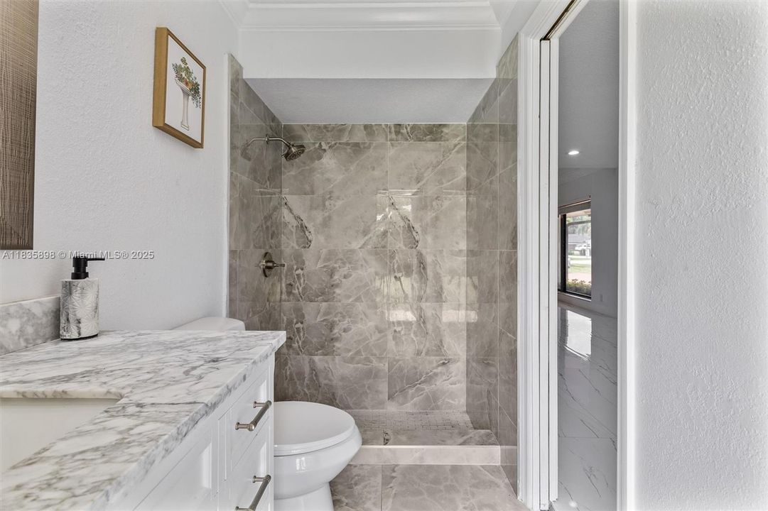 合同活跃: $1,399,999 (4 贝兹, 3 浴室, 2674 平方英尺)