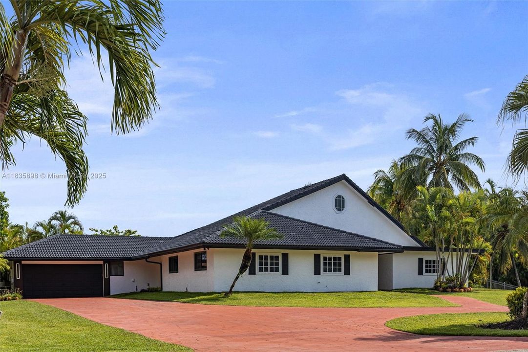 合同活跃: $1,399,999 (4 贝兹, 3 浴室, 2674 平方英尺)