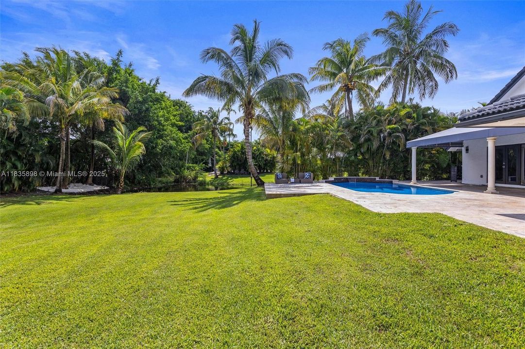 合同活跃: $1,399,999 (4 贝兹, 3 浴室, 2674 平方英尺)