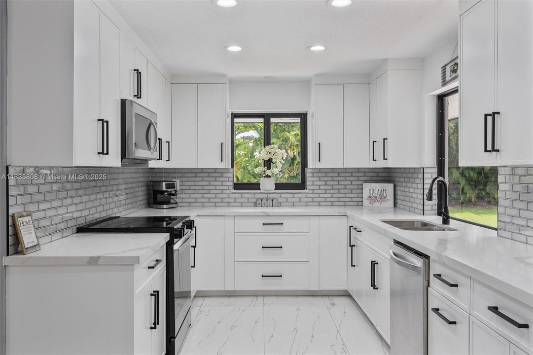 合同活跃: $1,399,999 (4 贝兹, 3 浴室, 2674 平方英尺)