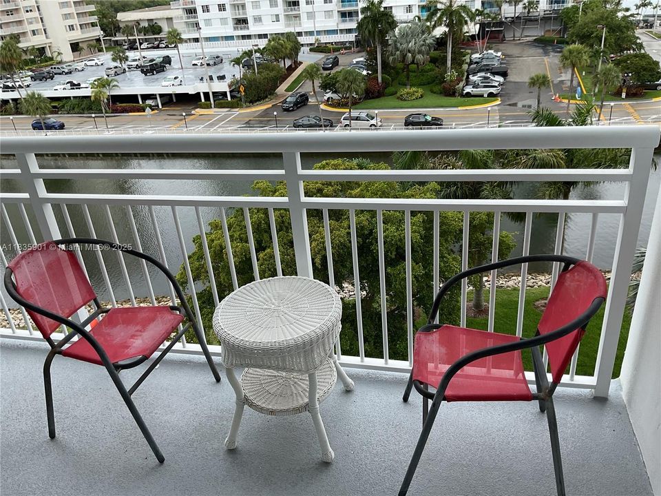 For Sale: $280,000 (2 beds, 2 baths, 1094 Square Feet)
