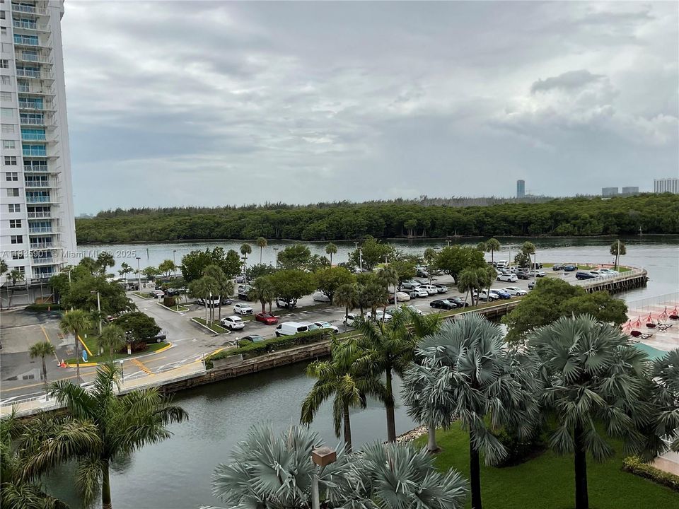 For Sale: $280,000 (2 beds, 2 baths, 1094 Square Feet)