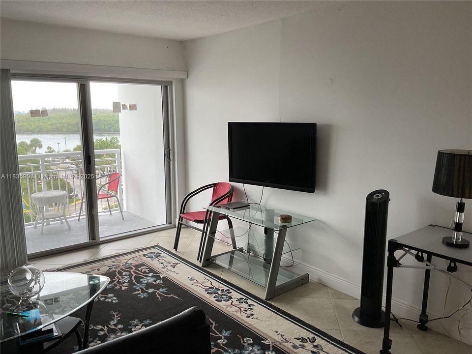 For Sale: $280,000 (2 beds, 2 baths, 1094 Square Feet)