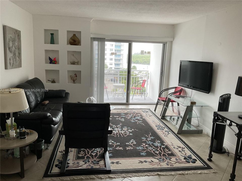 For Sale: $280,000 (2 beds, 2 baths, 1094 Square Feet)