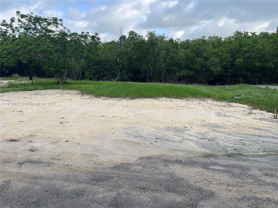 待售: $100,000 (0.14 acres)