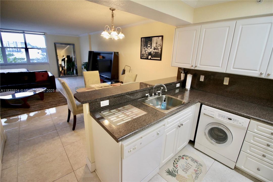 En Venta: $226,000 (0 camas, 1 baños, 590 Pies cuadrados)