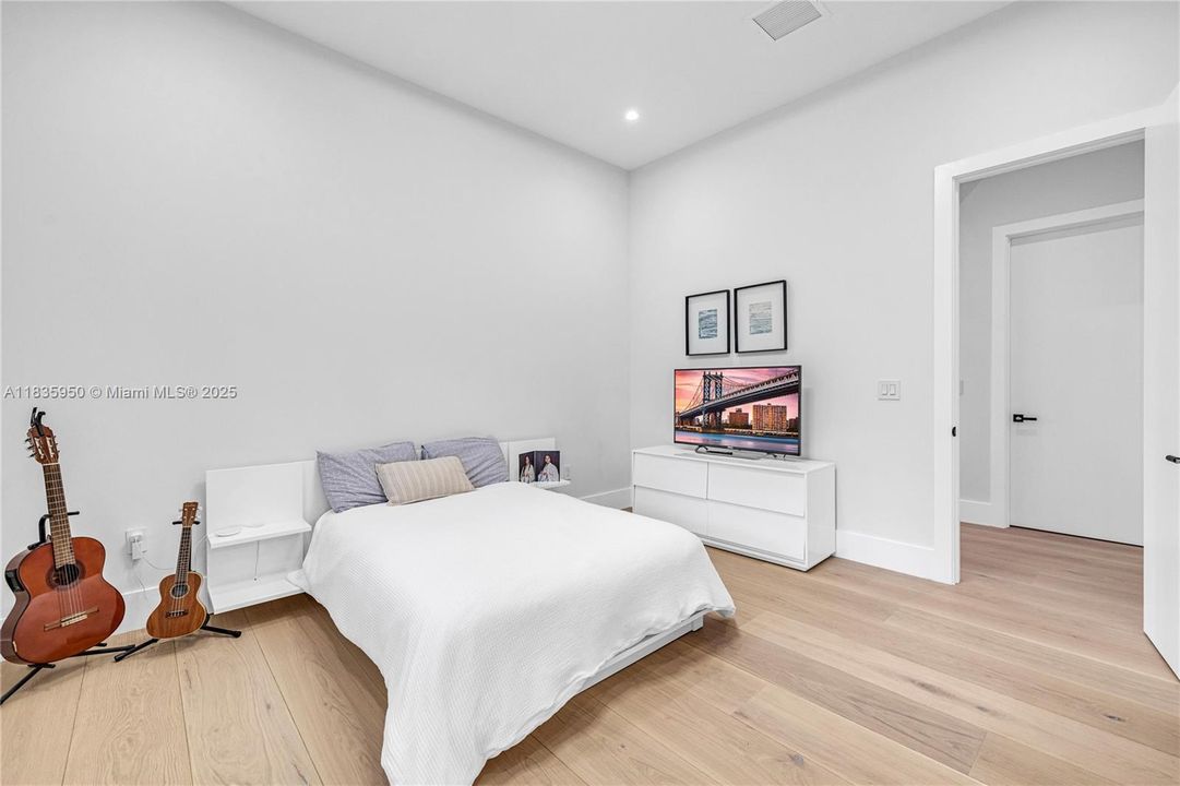 For Sale: $5,800,000 (6 beds, 6 baths, 6086 Square Feet)