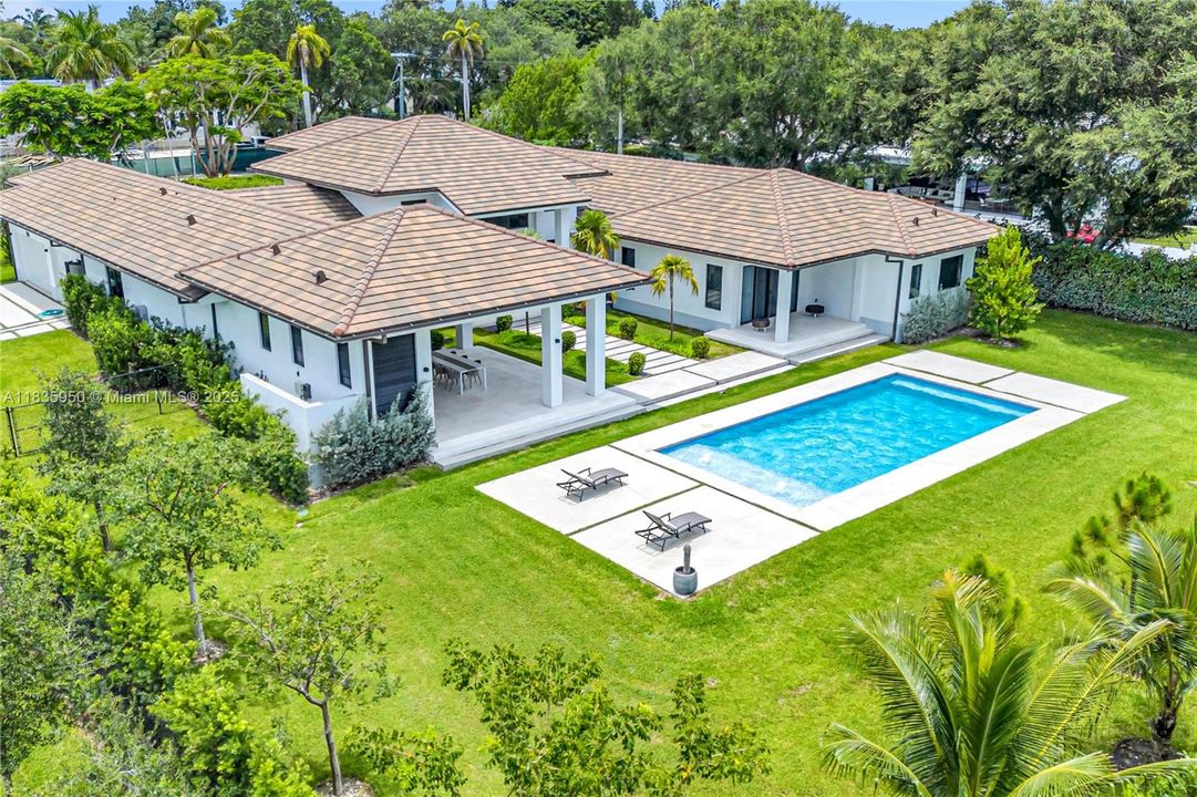 For Sale: $5,800,000 (6 beds, 6 baths, 6086 Square Feet)