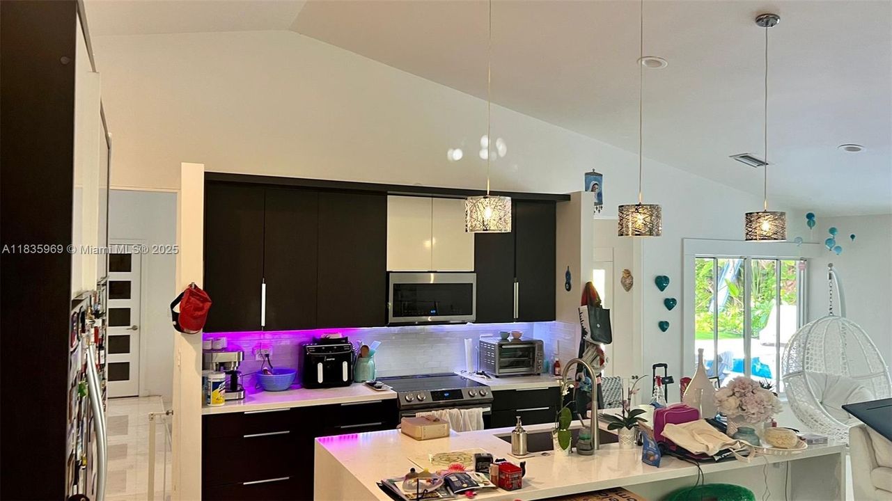 Недавно арендовано: $7,800 (5 спален, 3 ванн, 2474 Квадратных фут)